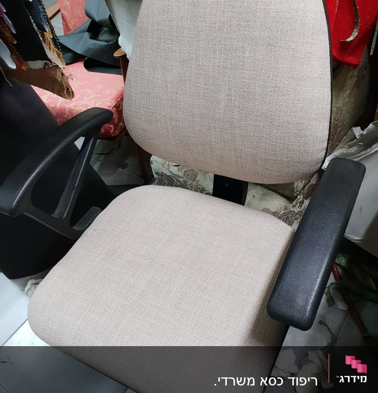 כיסא מרופד בבד בהיר עם משענות שחורות